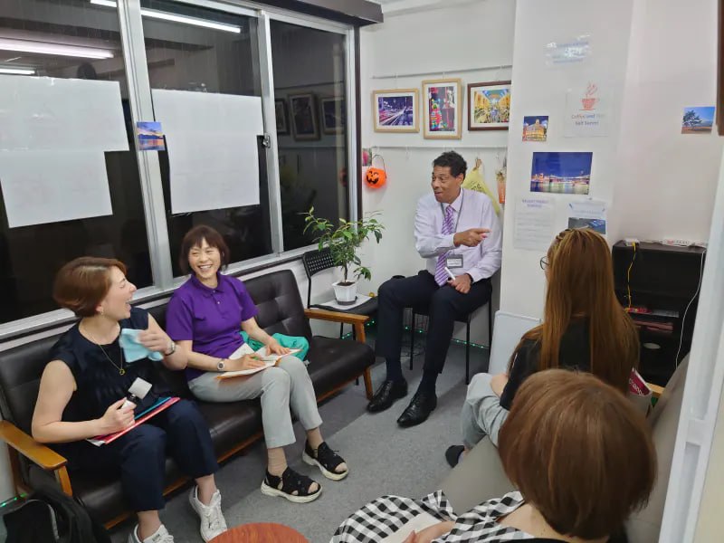 Adamant English Schoolのラウンジで会話する先生と生徒