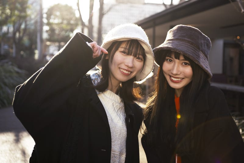 海外を旅行する二人の日本人女性、英語の学生